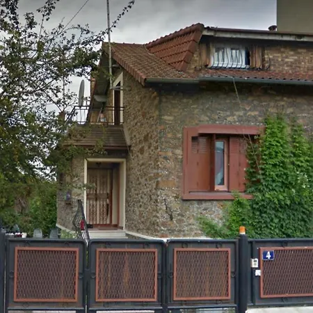 Guest house Avec Balcon Dans Charmante Maison Pret D' Aeroport D'orly Et Proche Paris *